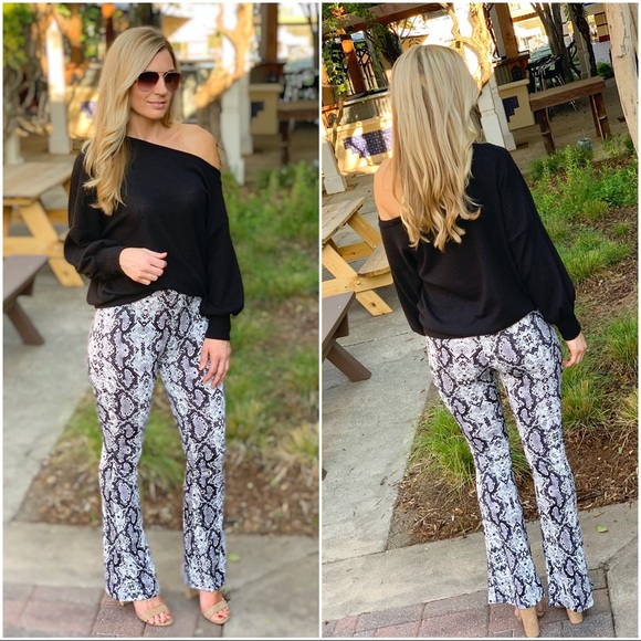 ✨LAST ONE✨Snakeprint flare pants - Picture 3 of 4